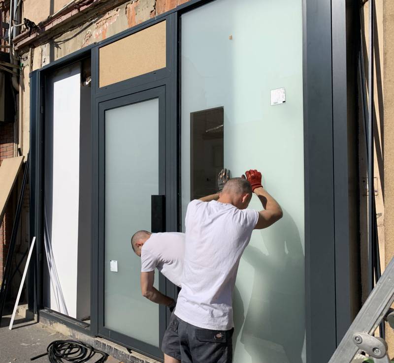 Vitrine en aluminium sur mesure en cours de pose - installation par Eco Fenêtres (31140)