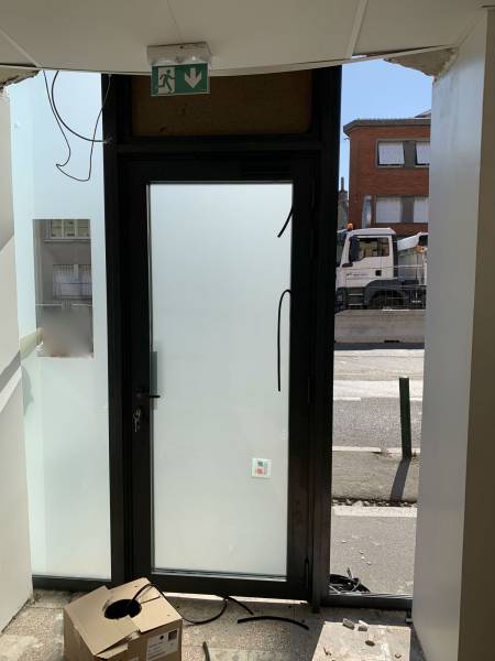 Vitrine en aluminium sur mesure en cours de pose - Réalisation par Eco Fenêtres (31140)
