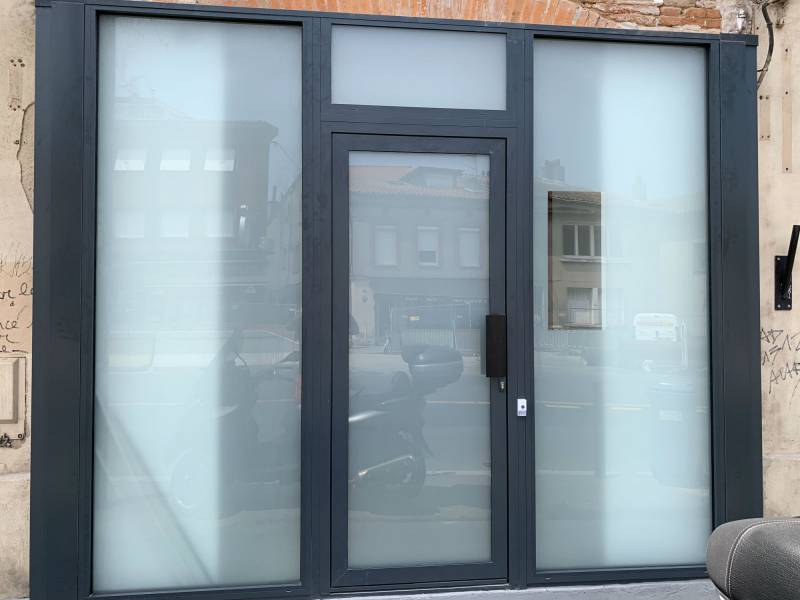 Vitrine en aluminium sur mesure réalisée par Eco Fenêtres