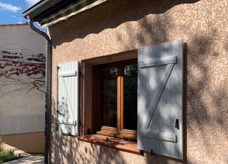 Volet battant 2 vantaux en PVC blanc sur mesure - Réalisation Eco Fenêtres (31140)
