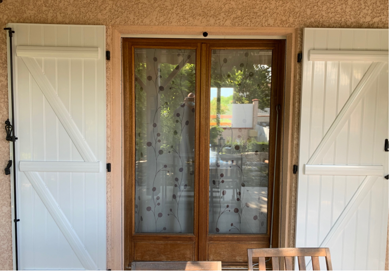 Pose de volet battant en PVC blanc sur mesure pour porte fenêtre 2 vantaux - Réalisation Eco Fenêtres (31140)
