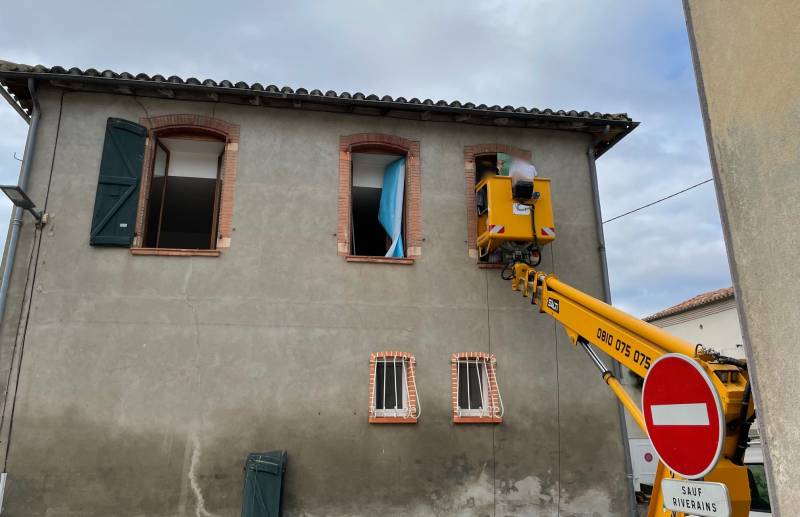 Volets battants en cours de remplacement, avec l'aide d'une nacelle - Chantier réalisé par Eco Fenêtres (31140)