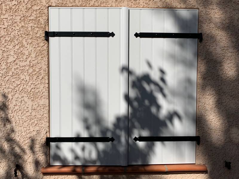 Volet battant 2 vantaux en PVC blanc sur mesure - Réalisation Eco Fenêtres (31140)