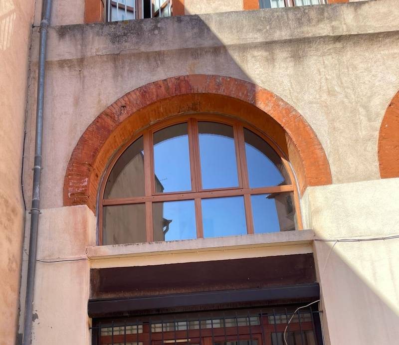 Pose d'une fenêtre en bois isolante sur mesure arrondie à Toulouse - Travaux réalisés par Eco Fenêtres 31140 - Intervention possible sur Muret, Saint Orens, Launaguet, L'Union ...