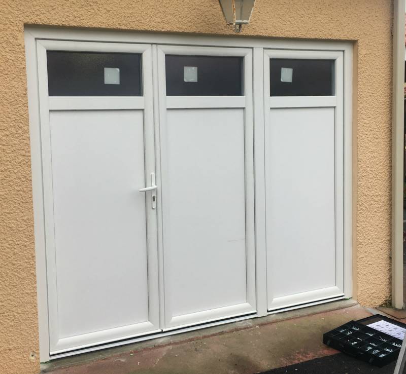 Installation d'une porte fenêtre sur mesure en PVC blanc afin d'aménager un garage réalisé par Eco Fenêtres (31140)